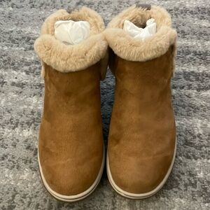 BRAND NEW Cloudsteppers by Clarks